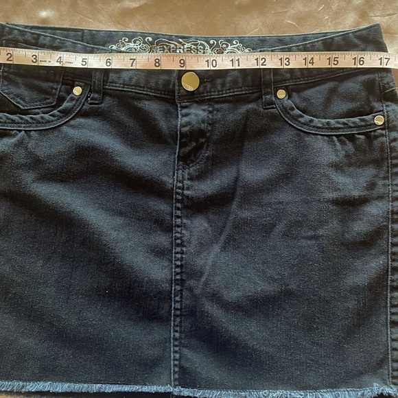 Express Black Denim Mini Skirt Stretch Raw Hem Classic 5-Pocket Mid Rise Size 8 - Picture 4 of 13
